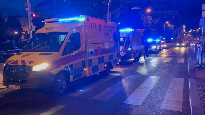 V centru Prahy se strhla rvačka, tři mladíci utrpěli bodná poranění